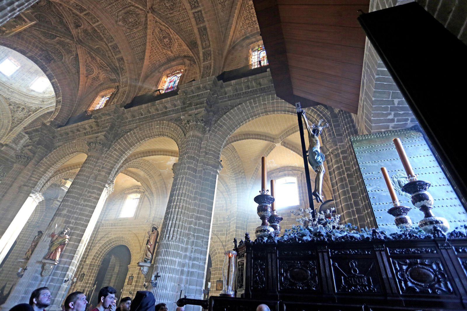 La hermandad del Cristo de la Viga permuta con la de Amor y Sacrificio cada Lunes Santo.