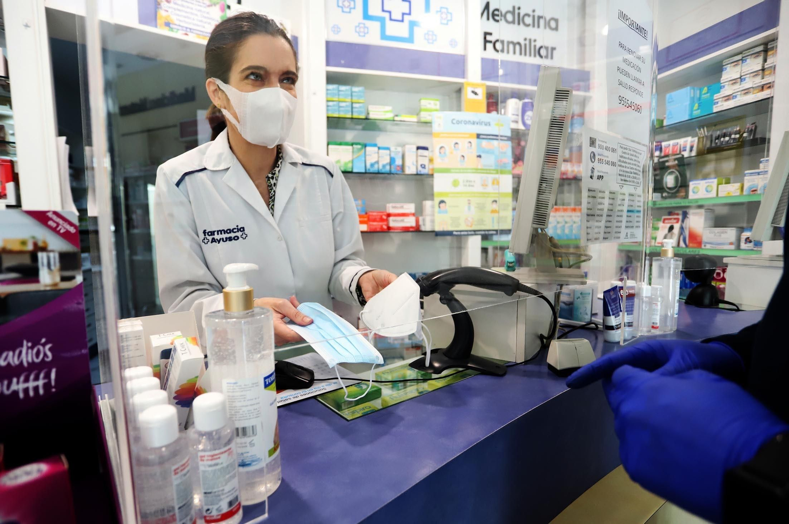 Venta de material preventivo en una farmacia.