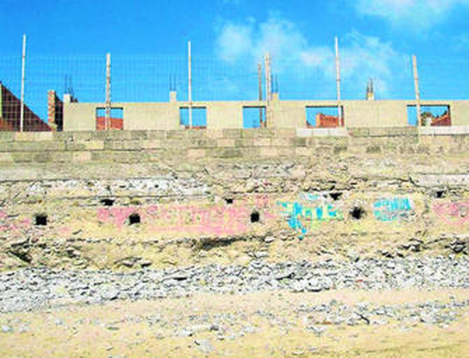 Imagen de la construcción que está siendo demolida en la zona de Getares.