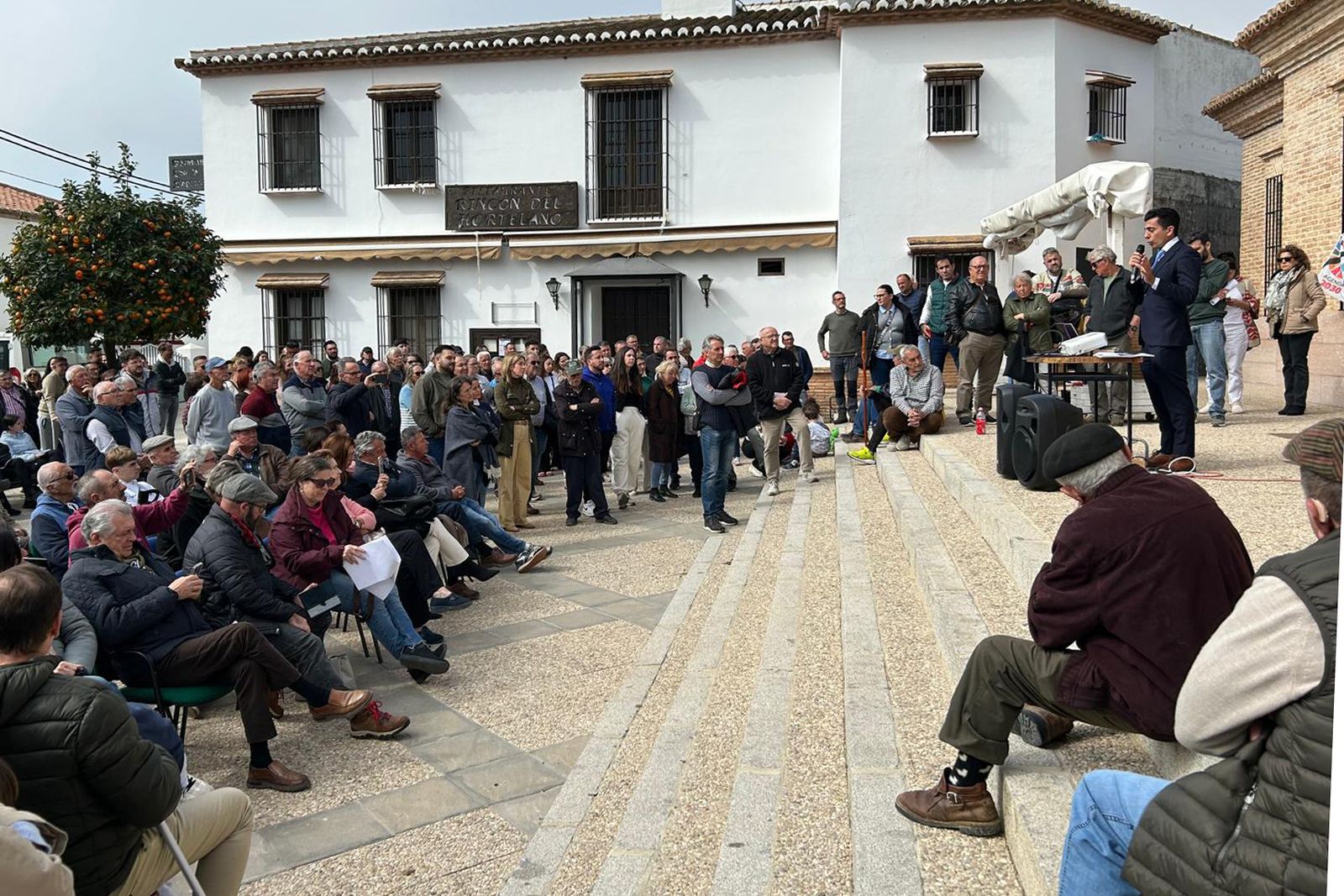 Reunión de vecinos que rechazan el proyecto.