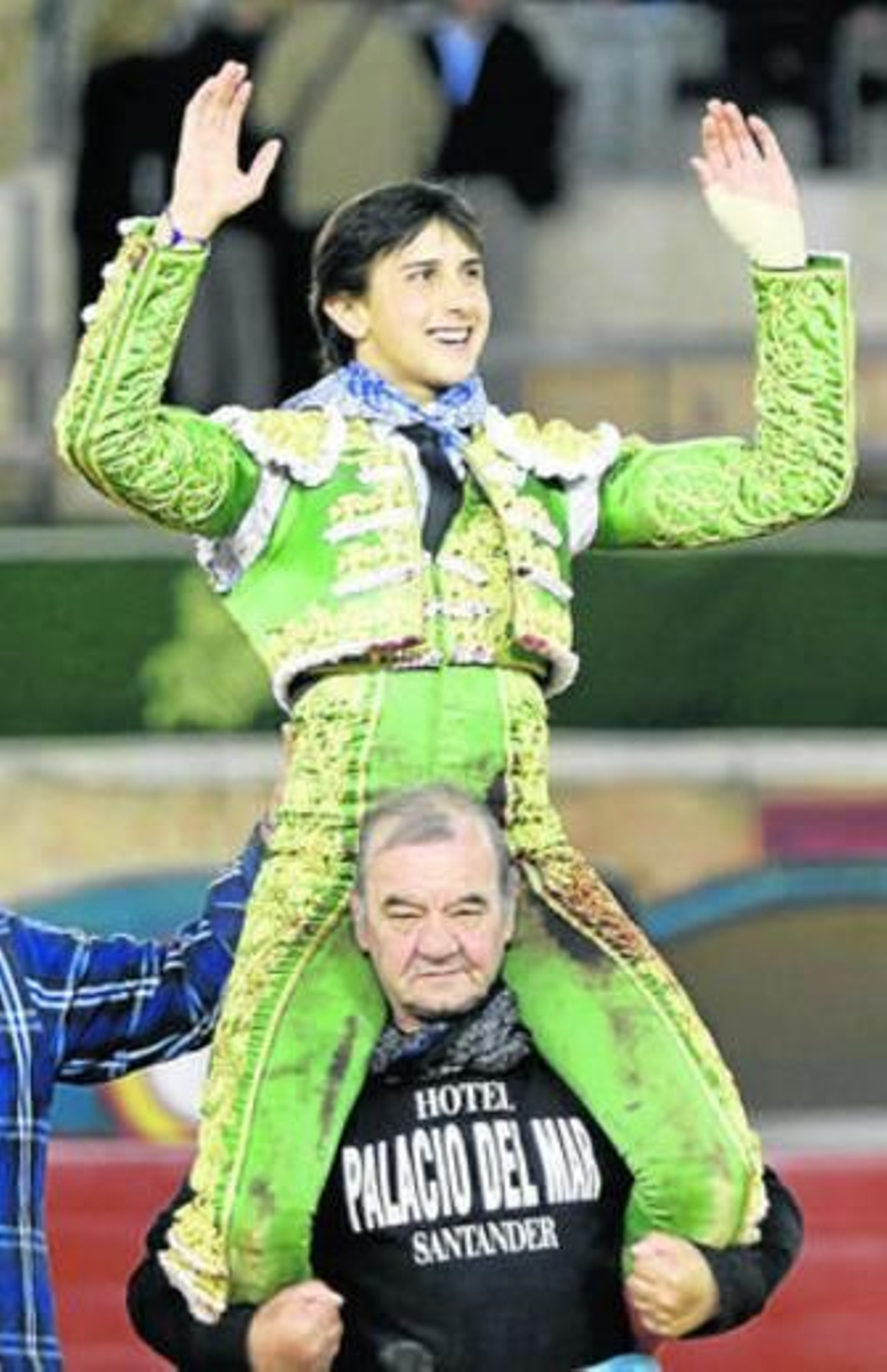 Roca Rey, en su salida a hombros de la plaza de Valencia.
