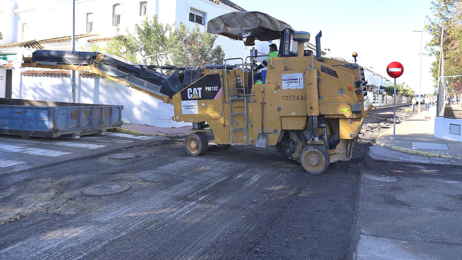 Operarios trabajan en el asfaltado de una calle. Operarios trabajan en el asfaltado de una calle.