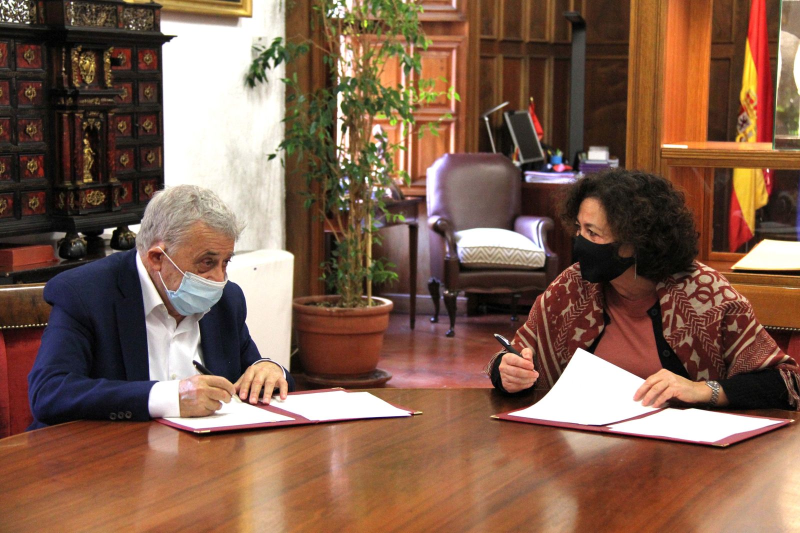 Firma de la operación entre Páez y la rectora, Pilar Aranda.