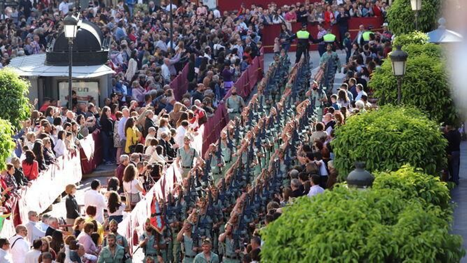 Así fue la procesión del Cristo de la Vera+Cruz acompañado por la Legión en el año 2019