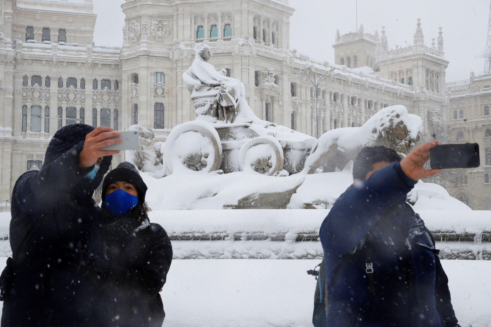 El segundo día del temporal 'Filomena' en imágenes: más nieve y caos