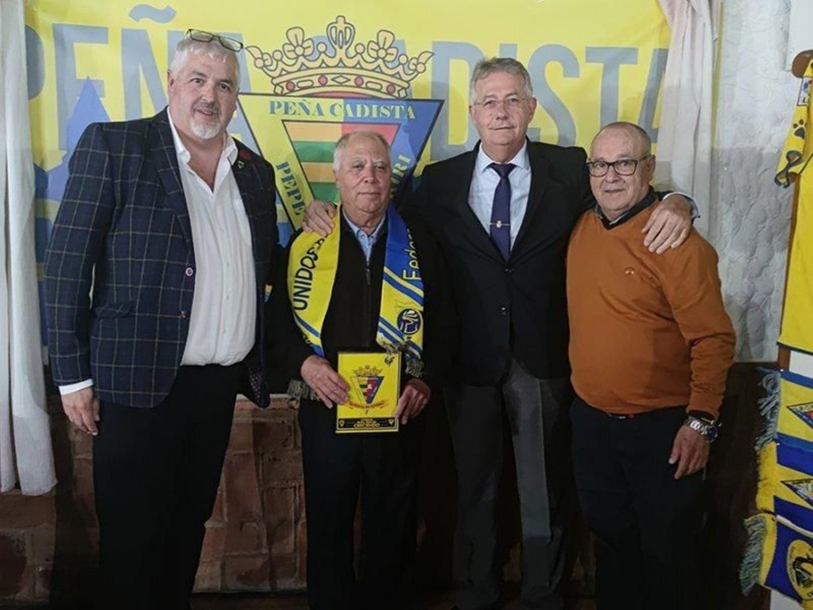 Acto de inauguración de la peña y homenaje a Pepe 'El Kiri'.