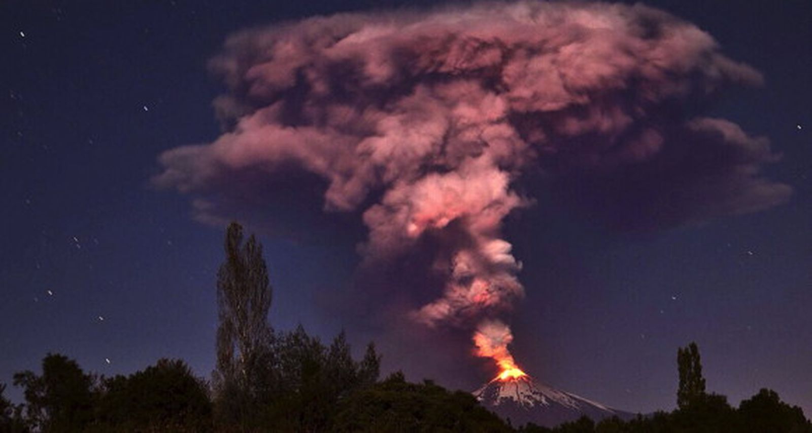 Evacúan a más de tres mil personas por la erupción de volcán Villarrica en Chile