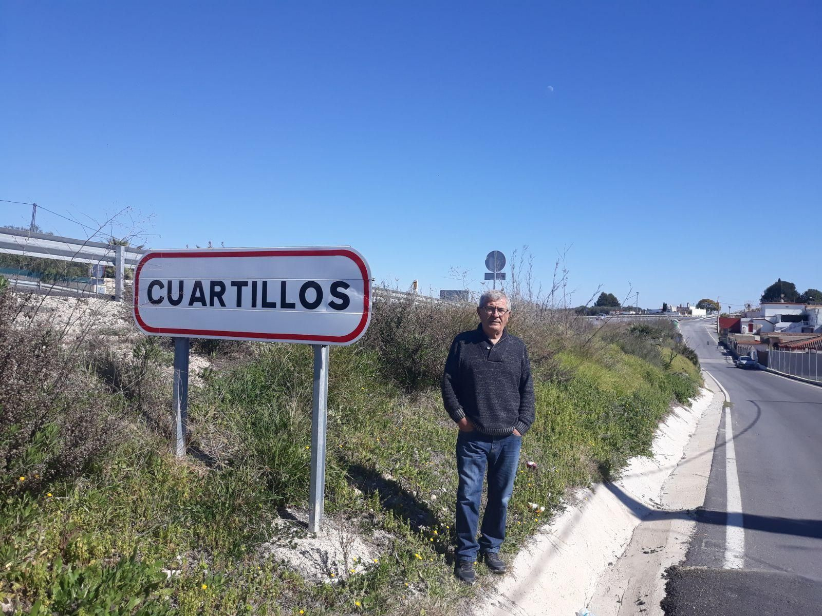 El delegado de Alcaldía, José Barriga, ante una de las señales que identifican la por ahora barriada rural.