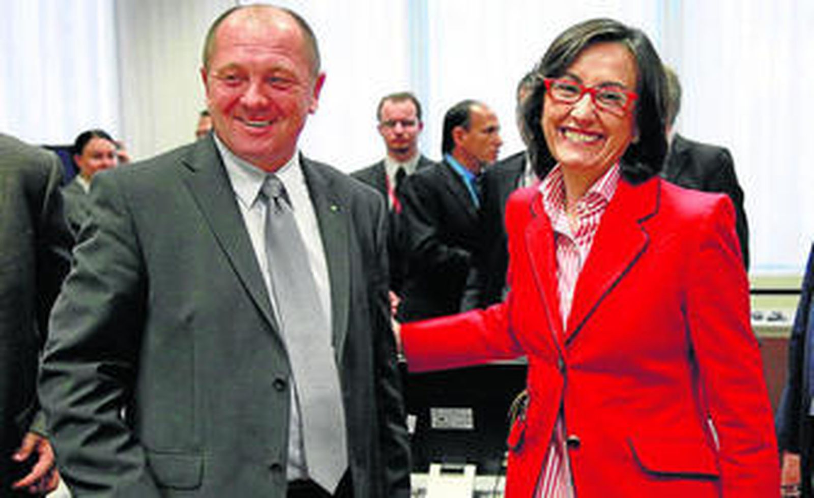 Rosa Aguilar, con su homólogo polaco, en el Consejo de Ministros de Agricultura celebrado ayer.