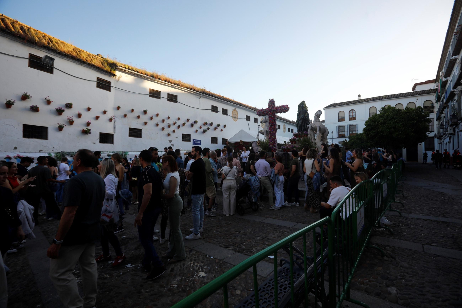 Las mejores fotos de unas Cruces de Córdoba abarrotadas para dar la bienvenida al fin de semana