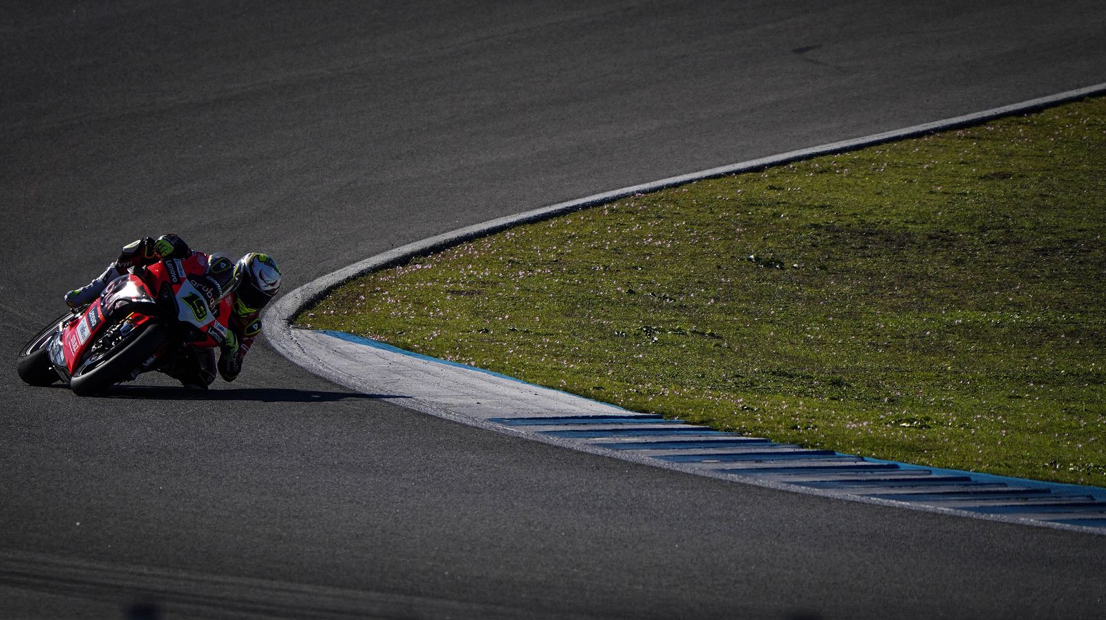 Álvaro Bautista estrena su numero 1 en las pruebas de SBK en Jerez