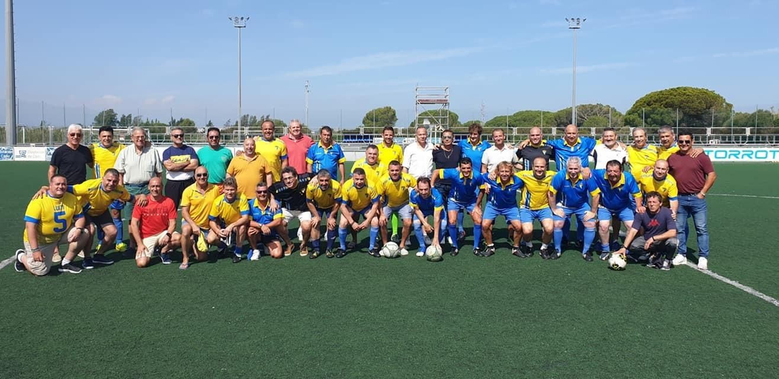 Foto de familia de integrantes de la Asociación de Canteranos del Cádiz CF, en el homenaje a Fali Jiménez.