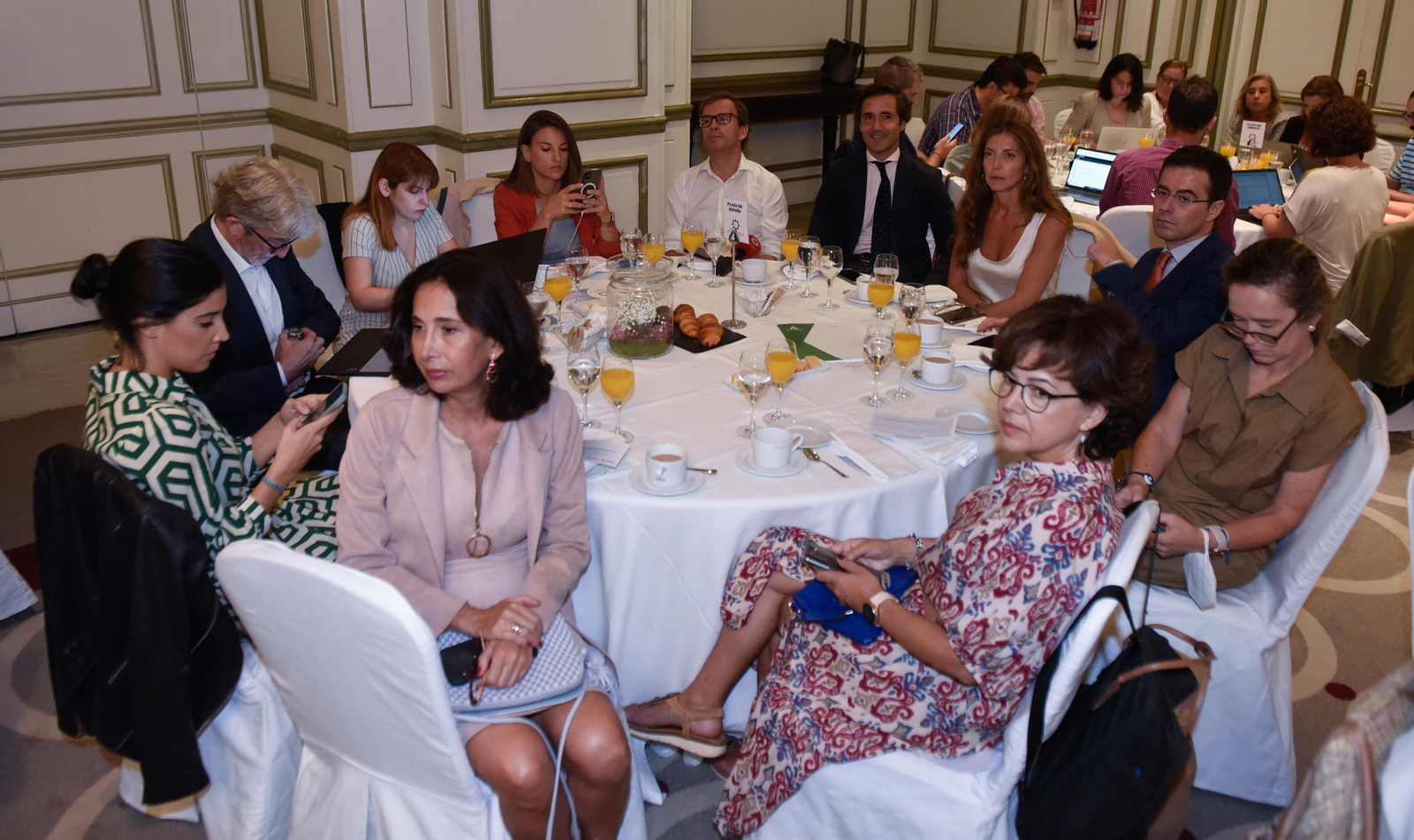 Los invitados al Foro Joly con Juanma Moreno en Madrid, en imágenes