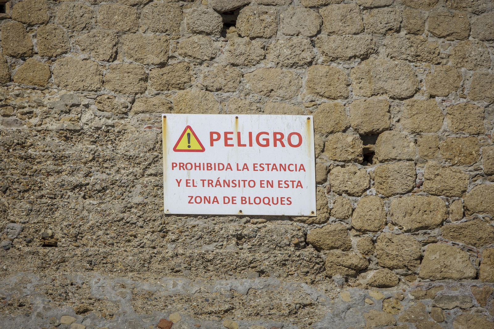 Una tarde de playa junto a los bloques prohibidos de la playa de Santa María del Mar de Cádiz