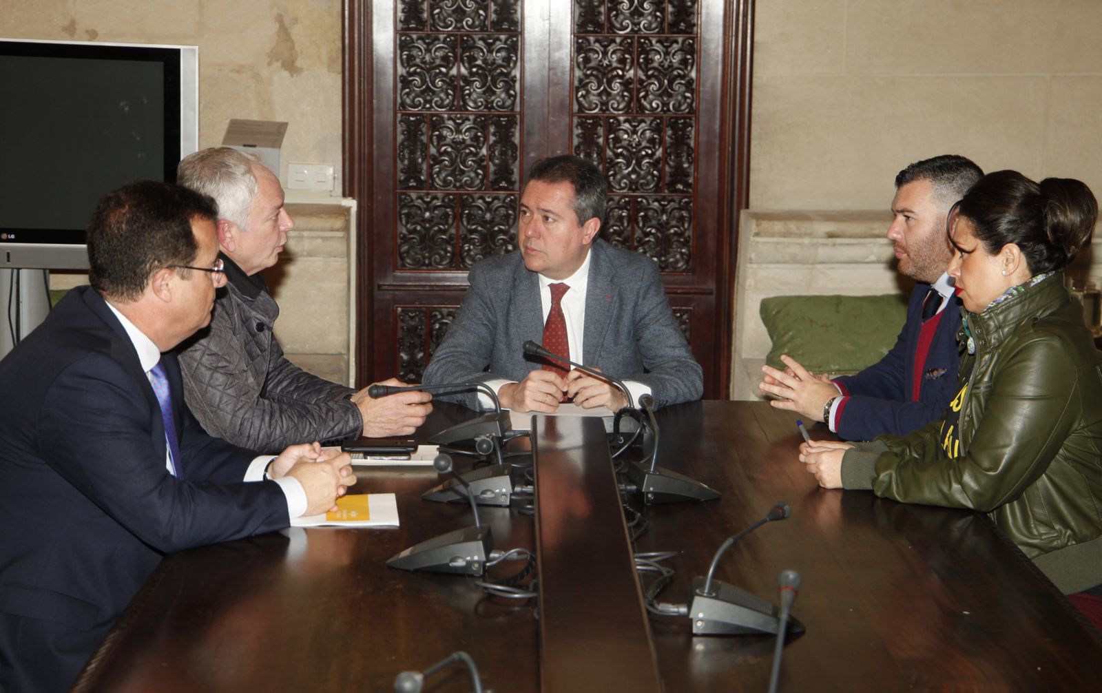 El alcalde, Juan Espadas, y el edil de Movilidad, Juan Carlos Cabrera, escuchan a los representantes de Jusapol Alejo Moreno, Raúl López y María Serrano.