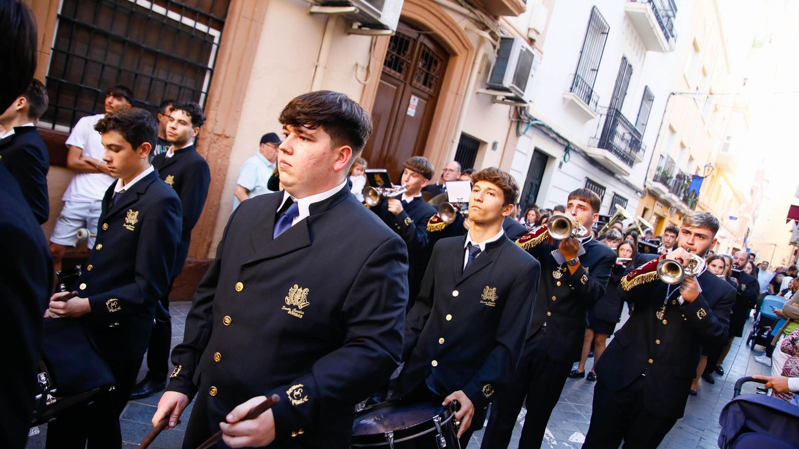 Vea la salida de la Hermandad de Los Ángeles de la Catedral de Almería