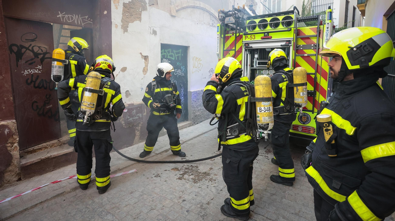 Bomberos durante las labores de extinción del fuego