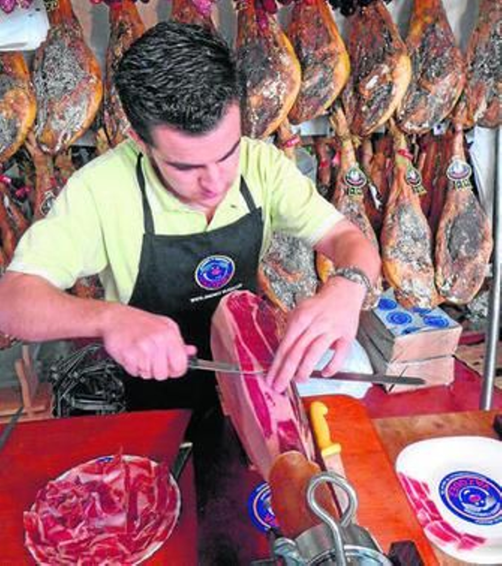 Un cortador de jamón en la Feria de Aracena.