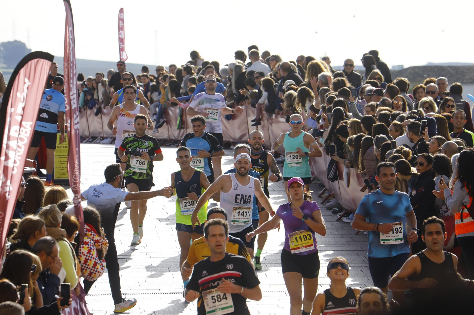 La gloria de cruzar la Puerta del Puente: las fotos de la línea de meta de la Media Maratón de Córdoba 2024
