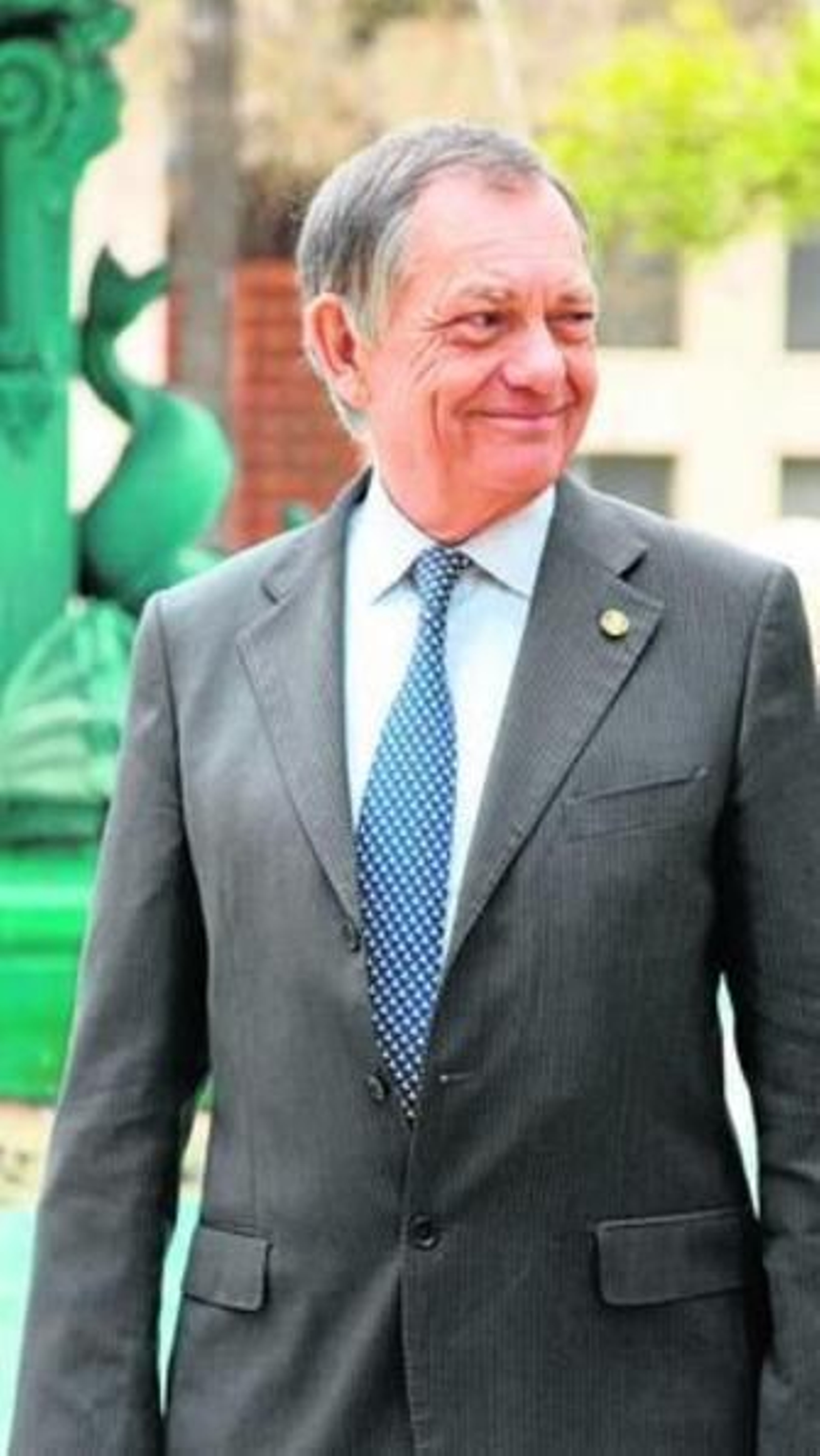 Bernard Vallat, en los jardines de la Casa Colón de Huelva.