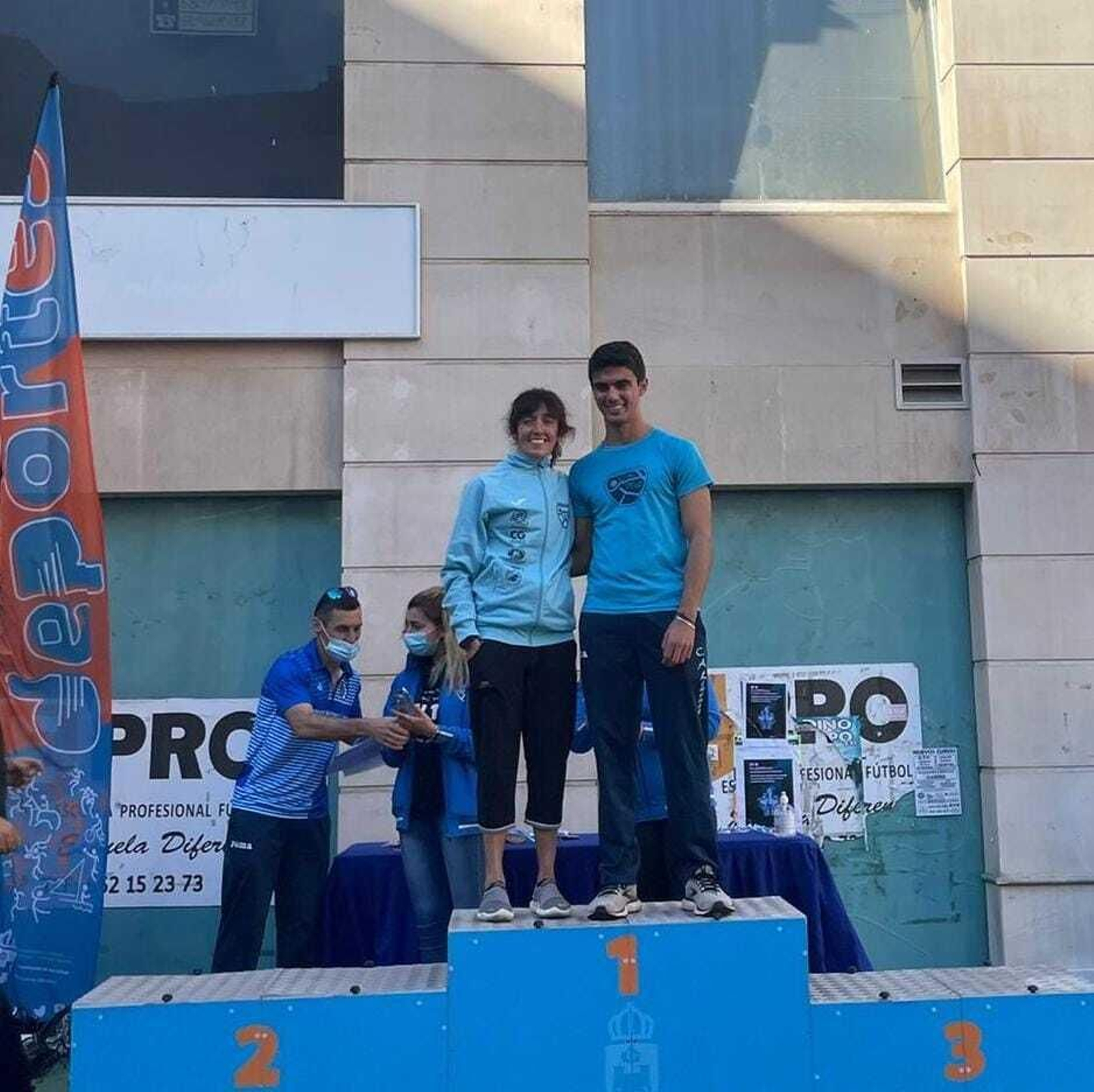 Marisa Pitarch y Norberto Heredia, del CAL, en el podio,