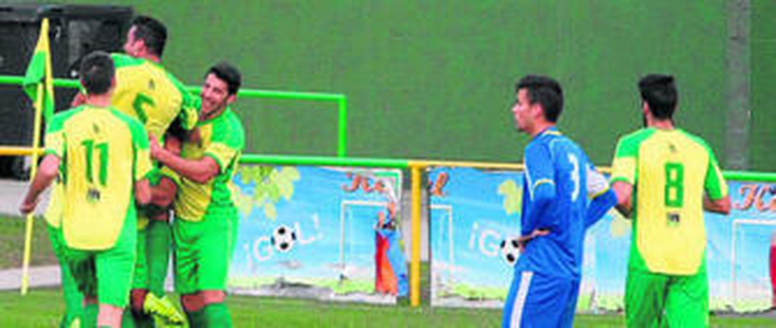 1. Varios jugadores de la Unión celebran el 1-0 del zaguero Cisco. 2. El propio Cisco, a punto de hacer el segundo tras rematar un córner que parece que saca Gonzalo con el brazo. 3. Johny, técnico del San Roque, viendo al equipo de su ciudad y rival. 4. Juanma, que cuajó un soberbio partido en la medular.            Reportaje fotográfico: Paco Guerrero