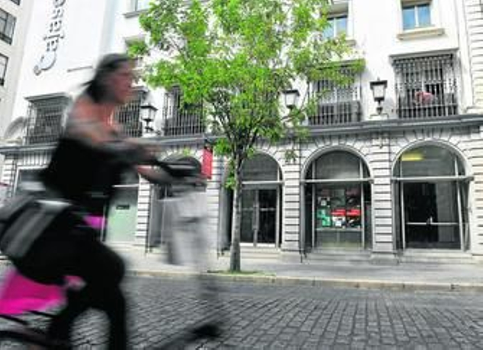 La fachada principal del Centro Cultural Cajasol, antiguo teatro Álvarez Quintero, en la calle Laraña.