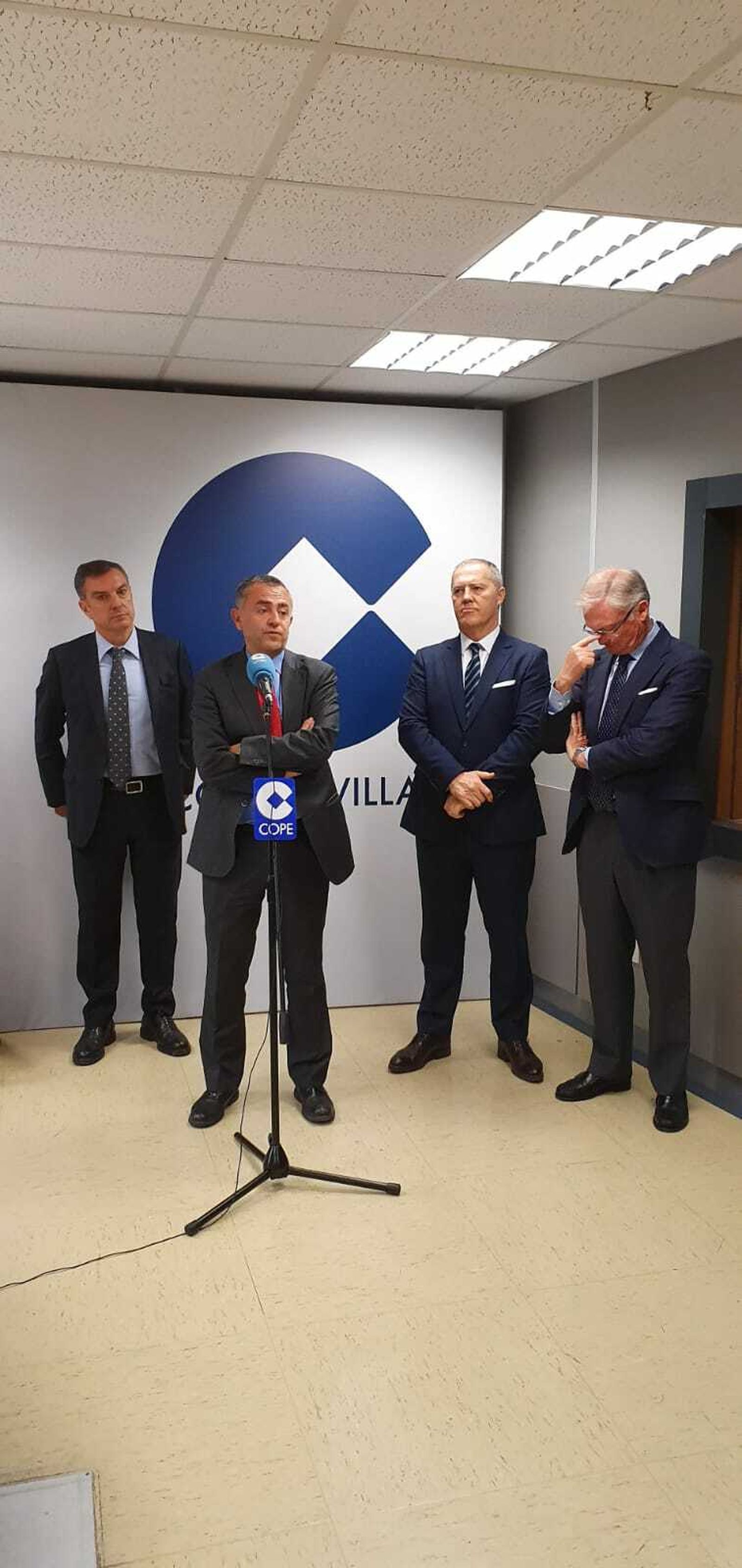 Giménez Barriocanal interviene ante el nombramiento de Adolfo Arjona (a la izquierda)