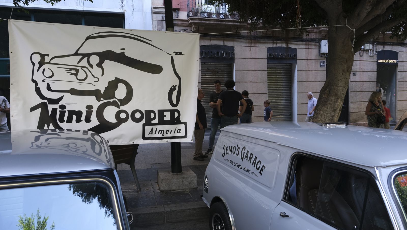 Imágenes de la exposición de Amigos del Seat 600 y Mini Cooper, en la Feria de Almería