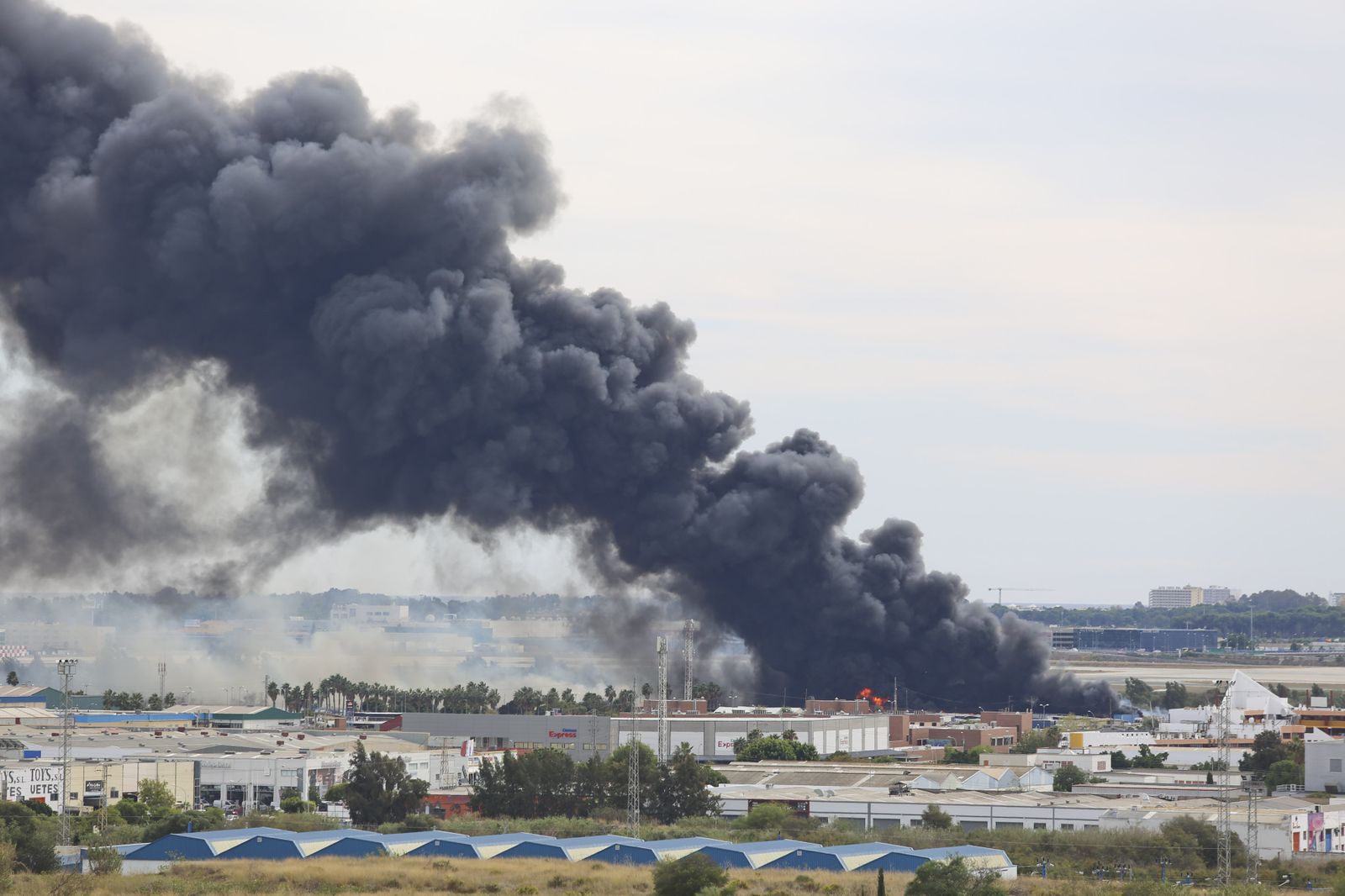Fotos del incendio de varios vehículos en un aparcamiento de caravanas del polígono Guadalhorce