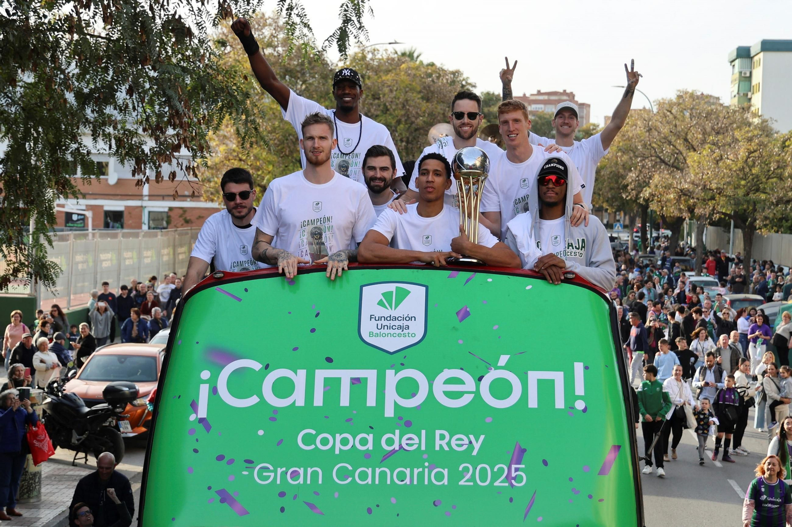 El Unicaja pasea su Copa del Rey por las calles de Málaga.