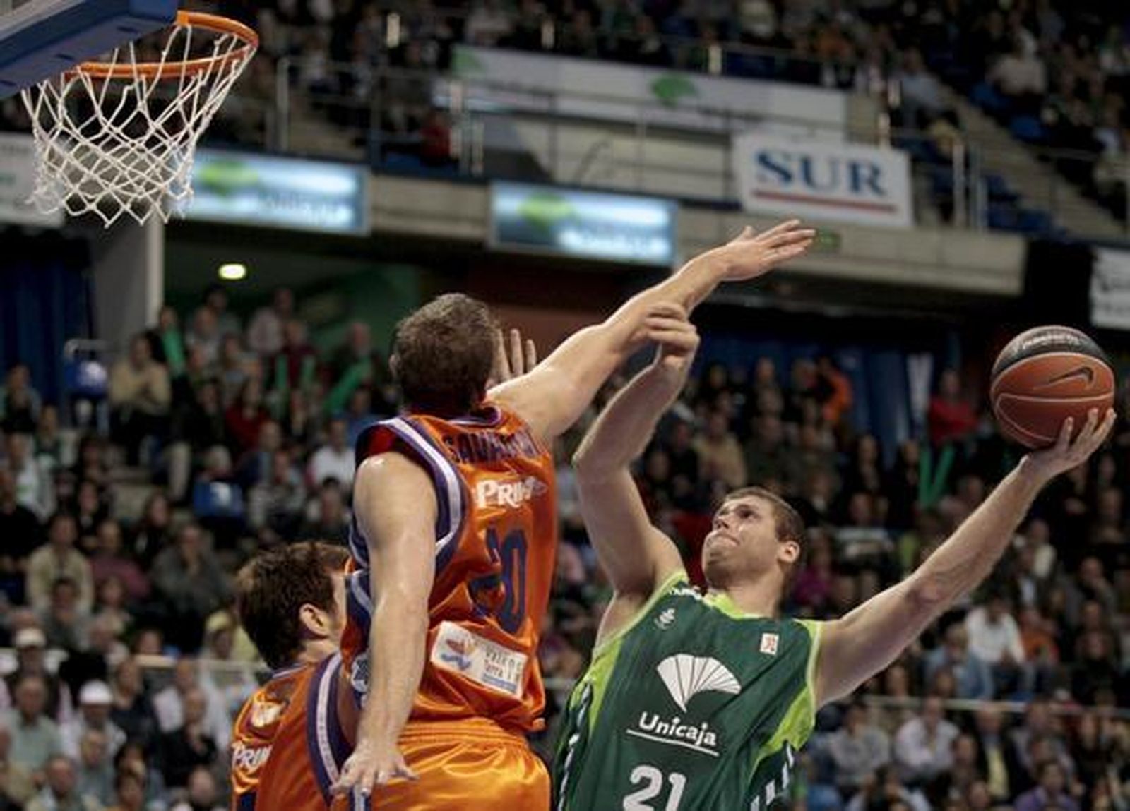 El Unicaja pierde contra el Power Electronics (64-70) y se aleja de la Copa del Rey  Los de Aíto lo intentaron hasta el final, pero la precipitación y el mal día en los tiros decantaron el encuentro para los valencianos.  Foto: Sergio Camacho / Agencias