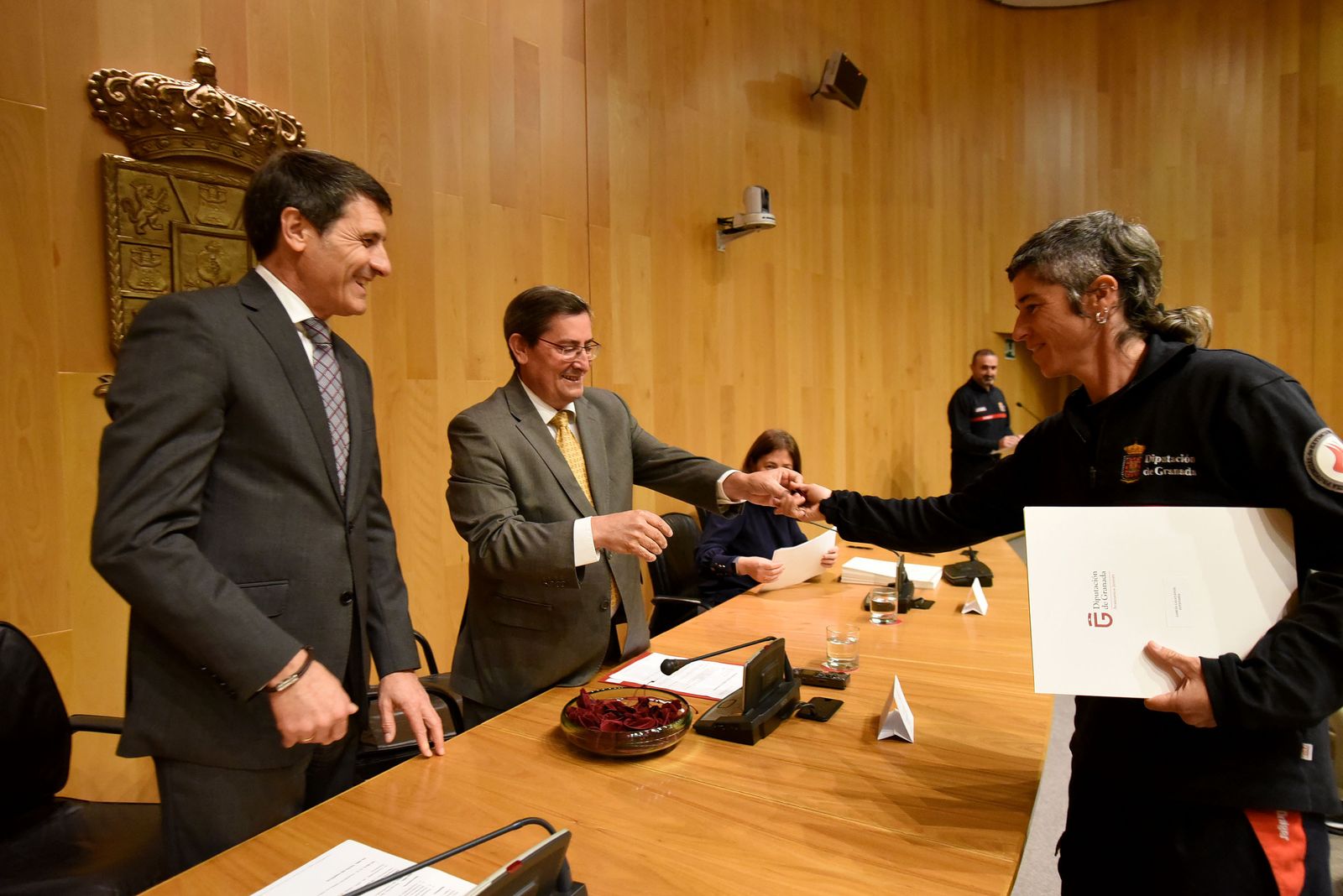El presidente de la Diputación, José Entrena,felicita a uno de los bomberos que han promocionado