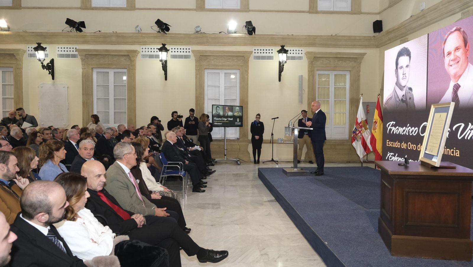 Las fotografías de la entrega del Escudo de Oro de la Provincia al Doctor Francisco Ortega Viñolo