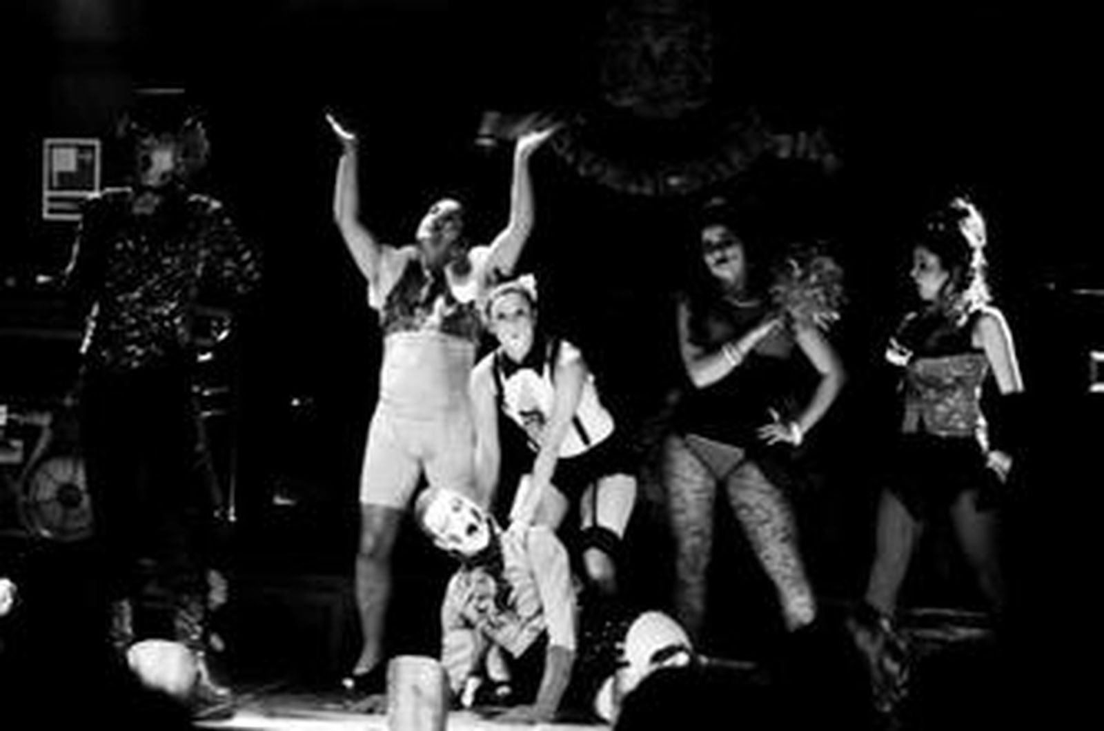 La compañía granadina Laví e Bel durante la puesta en escena de su espectáculo 'Cabaret líquido' en el Teatro Alhambra.