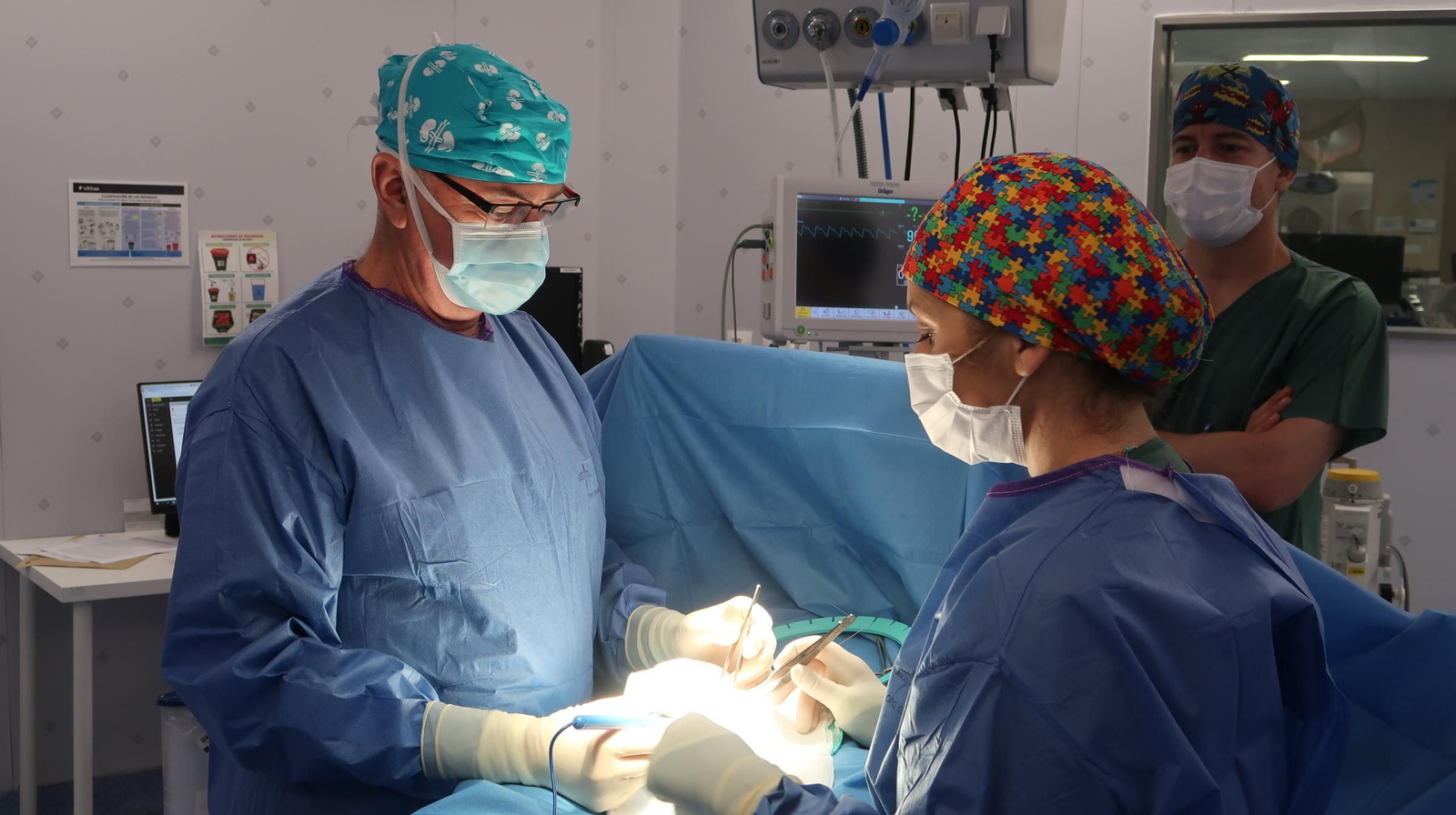 El doctor Natalio Cruz, durante una intervención en el Hospital Vithas Sevilla.