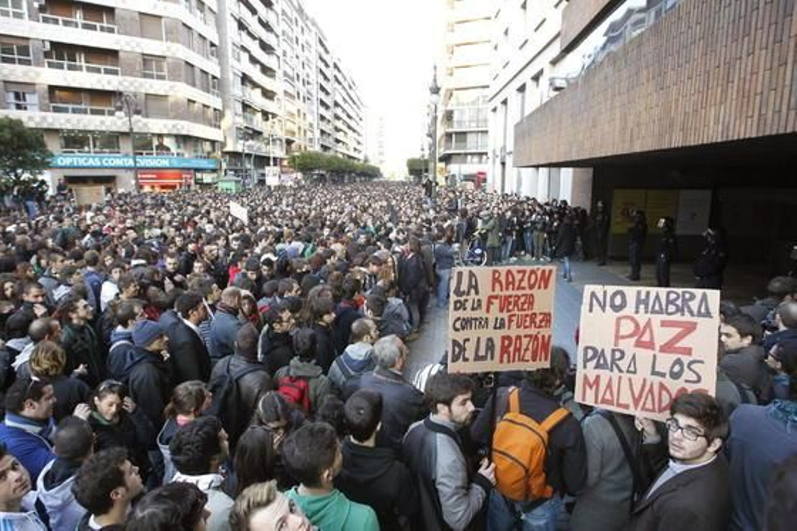 Miles de personas se manifiestan tras las duras cargas policiales.

Foto: efe/afp/reuters