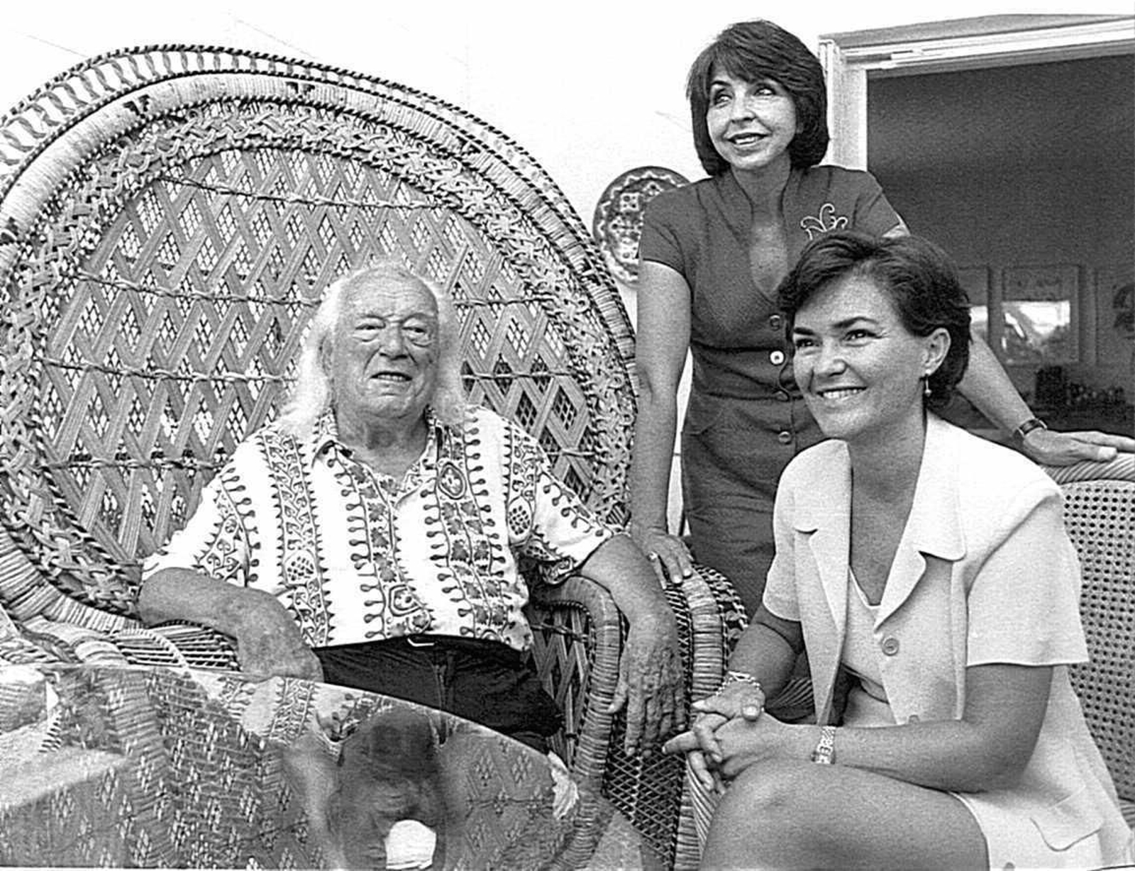 Carmen Calvo, en su etapa de consejera de Cultura, con Alberti y María Asunción Mateo en su casa de El Puerto.