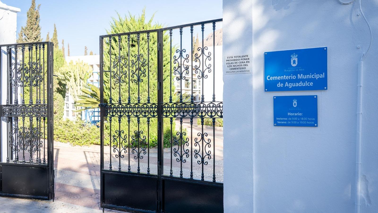 El cementerio municipal de Aguadulce es uno de los tres que amplia su horario por la festividad de Todos los Santos.