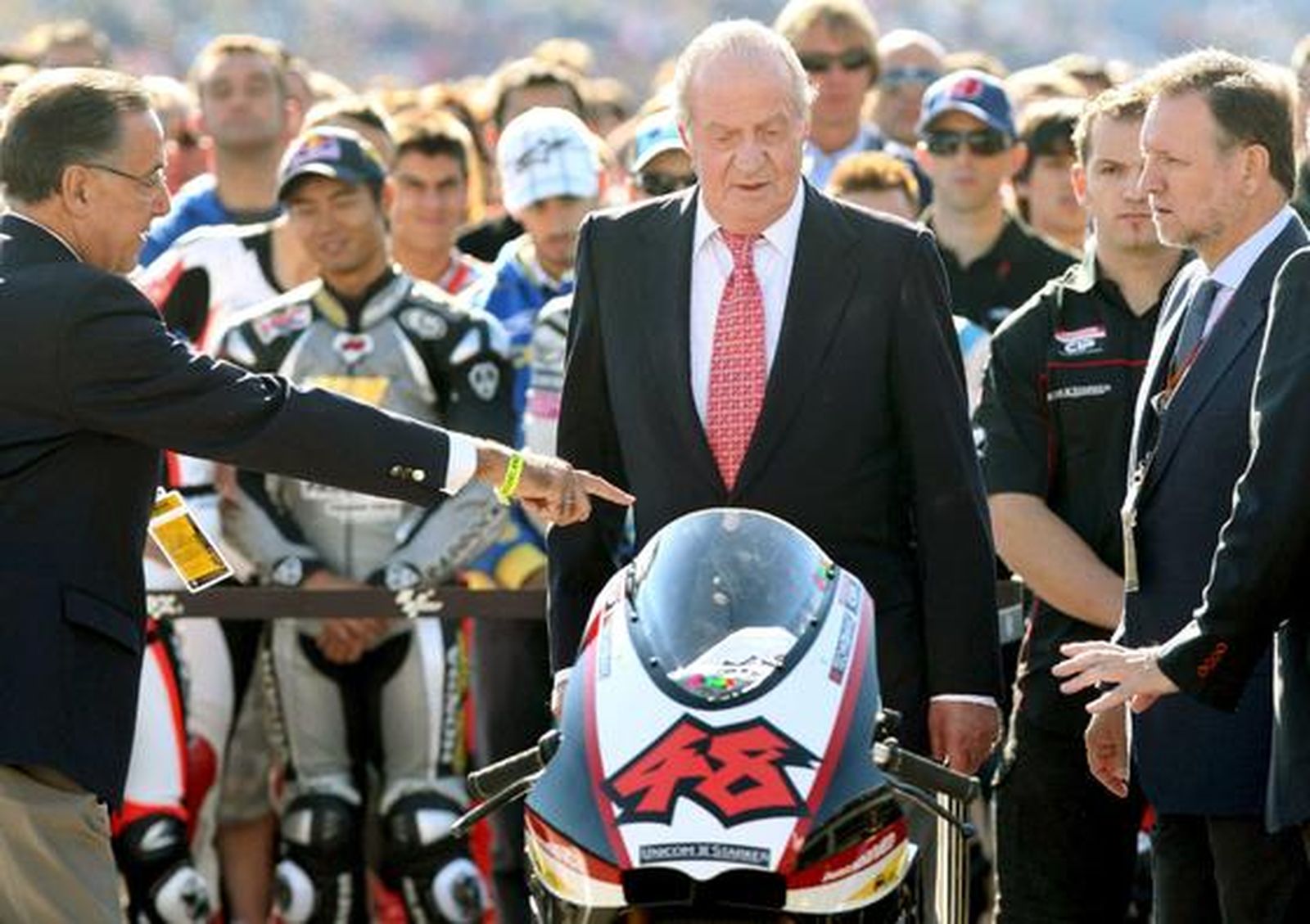 Don Juan Carlos participó en el minuto de silencio por la muerte del piloto japonés Shoya Tomizawa.

Foto: Efe