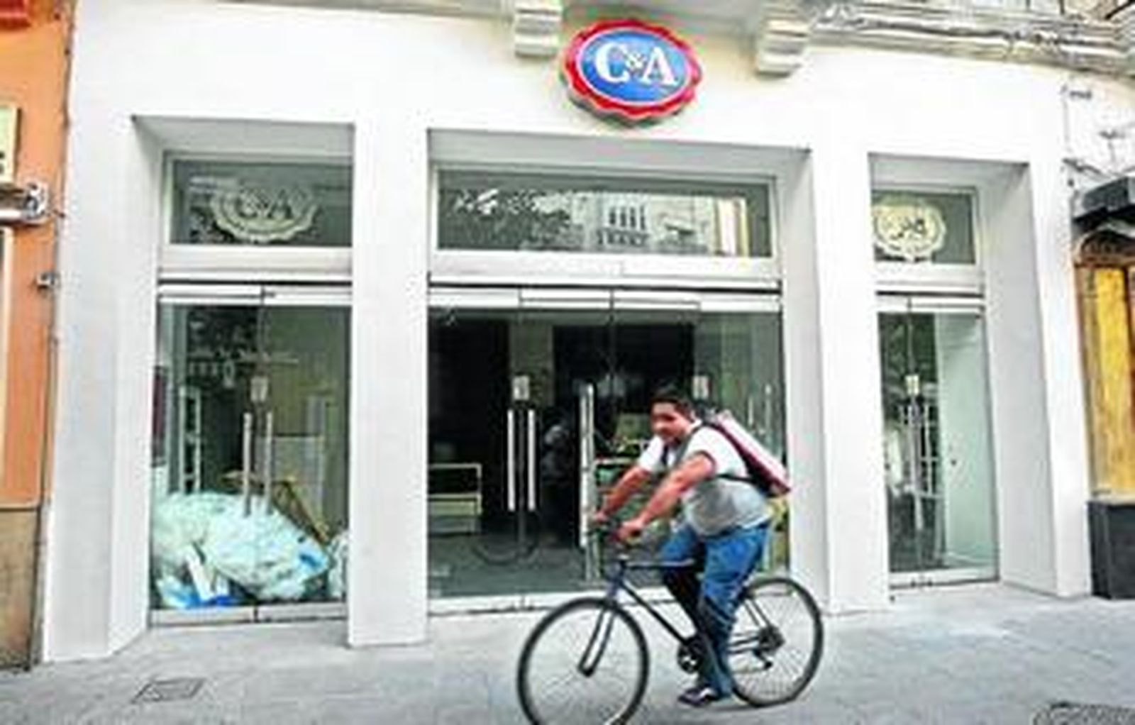 La primera tienda de C&A en Cádiz luce ya el logotipo de la firma en el local que ocupará.