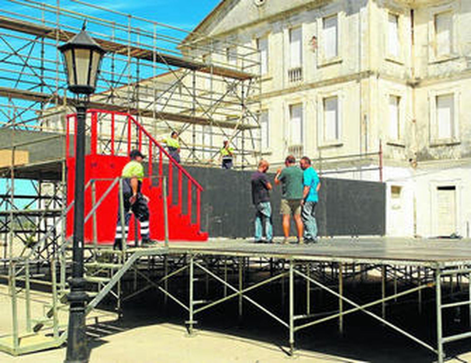 Operarios municipales montando en el día de ayer el escenario para el acto de coronación de esta noche.