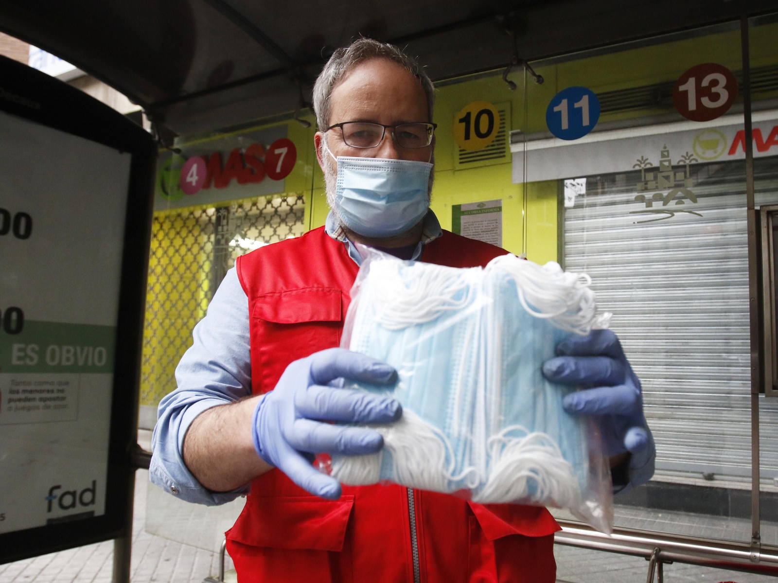 Las fotos del reparto masivo de mascarillas y la vuelta al trabajo en algunos sectores en Córdoba