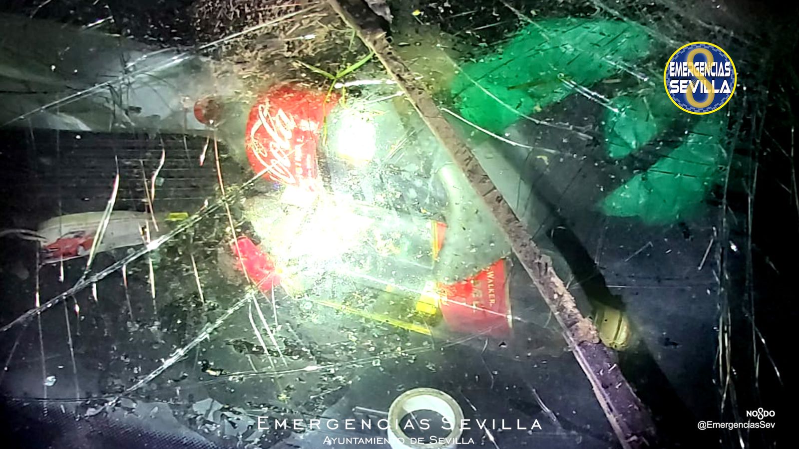 Una botella de whisky en el salpicadero.