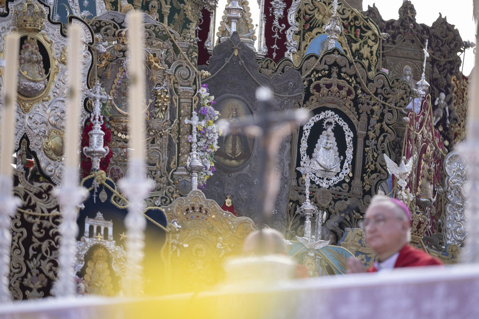 El Rocio 2023: Imágenes de la misa Pontifical del Domingo de Pentecostés