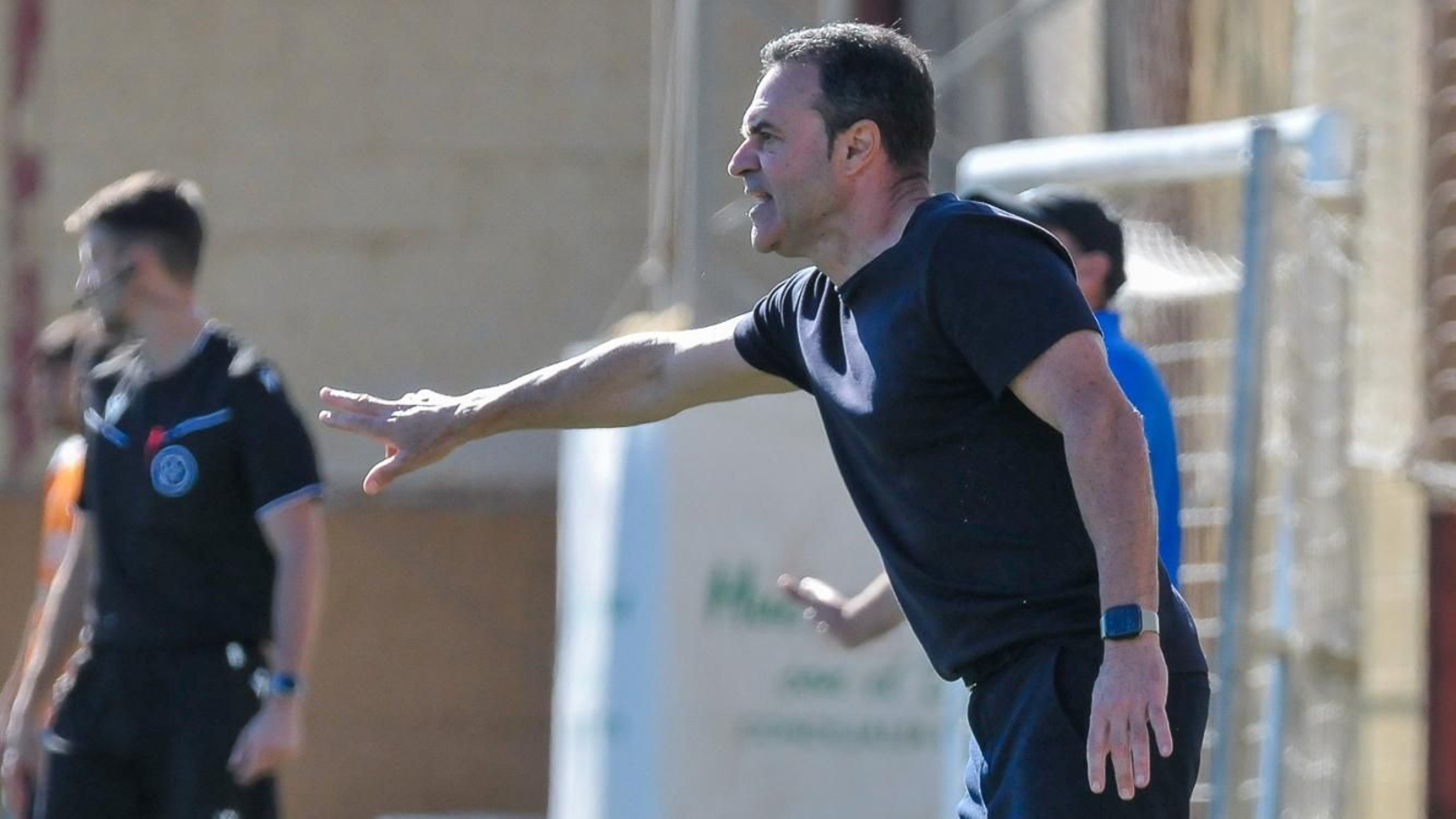 José María Salmerón se comunica con su equipo en el duelo del pasado domingo.