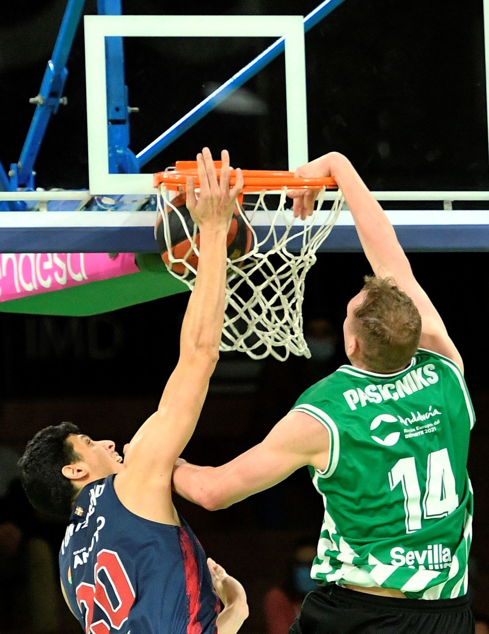 Pasecniks efectúa un mate en una espectacular acción.