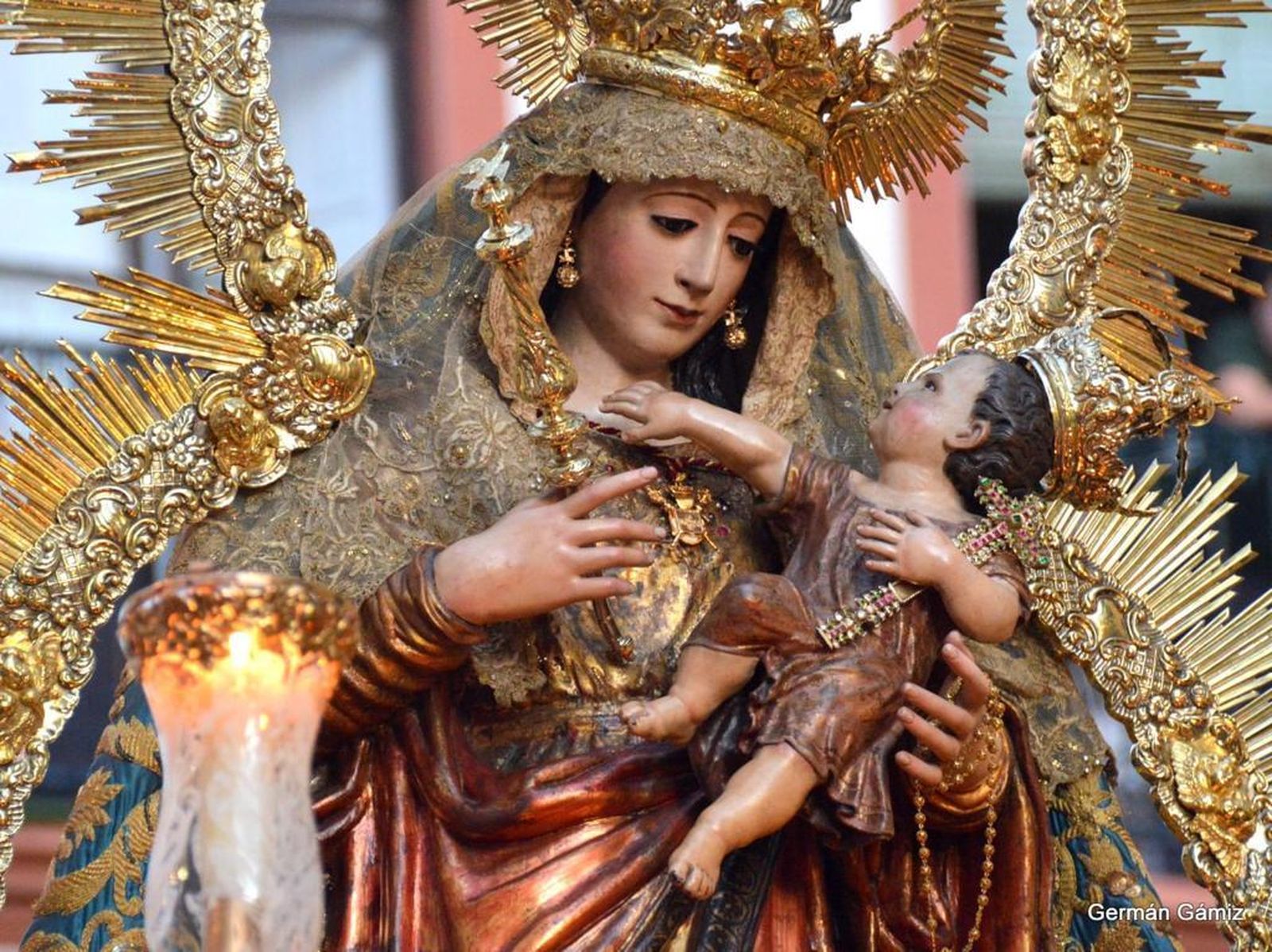 La Reina de Todos los Santos en su procesión