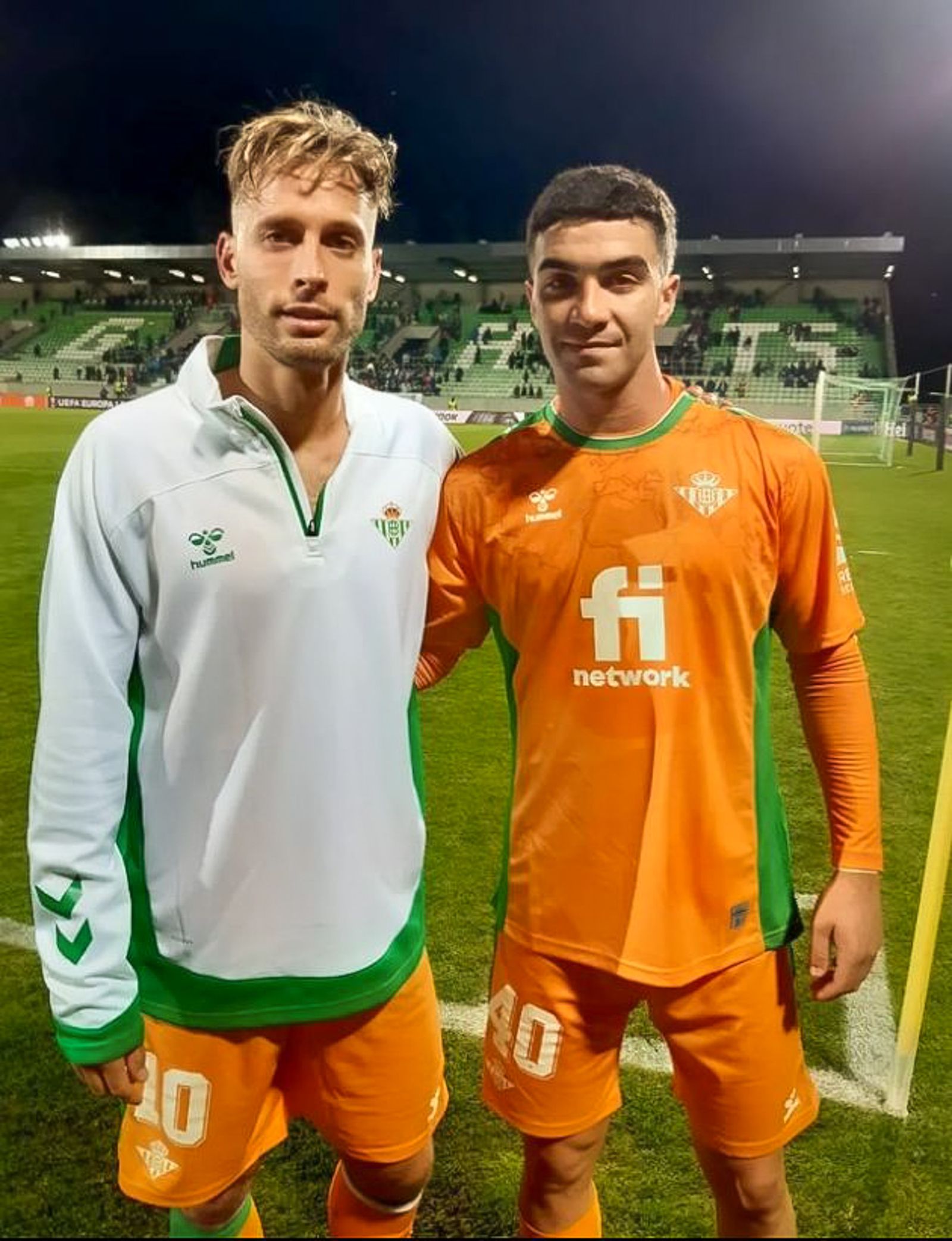Enrique Fernández posa con Canales al final del partido en Bulgaria.