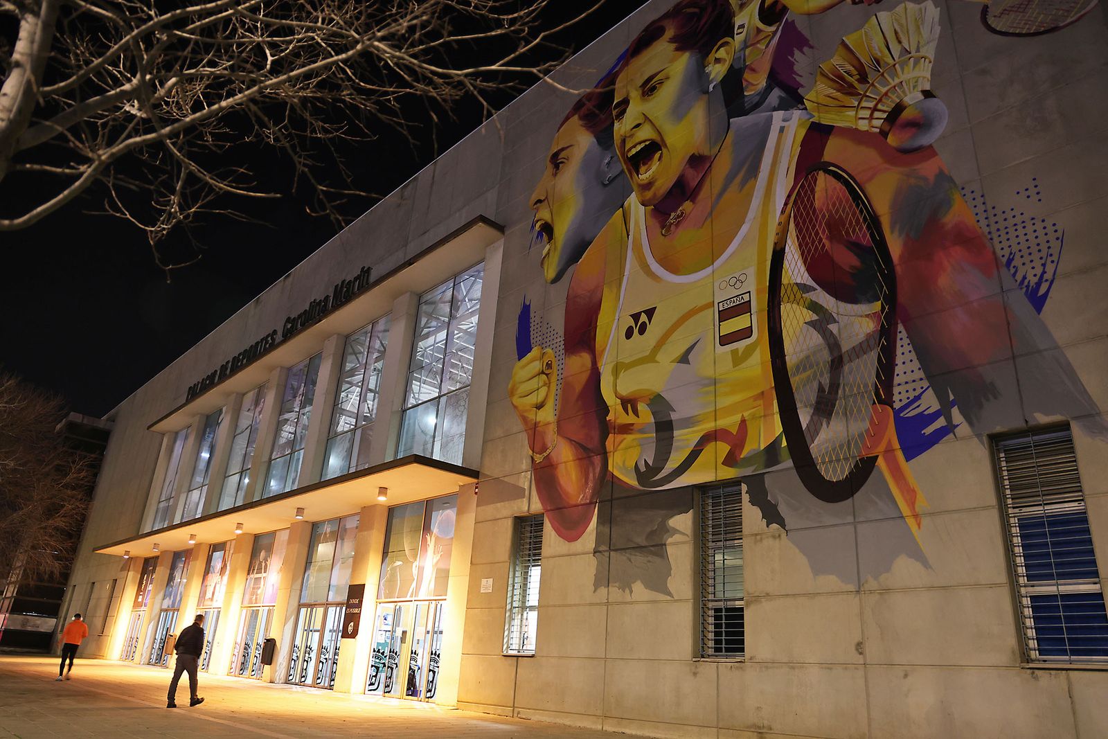 Las fotografías de los preparativos en el Carolina Marín para la Misa funeral por las víctimas de Adamuz